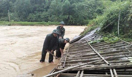 Mưa lũ cuốn trôi nhiều cột điện, hơn 800 hộ dân ở vùng núi Thanh Hóa mất điện