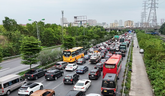 Mưa tầm tã cả ngày, cao tốc Pháp Vân - Cầu Giẽ ùn tắc nhiều giờ