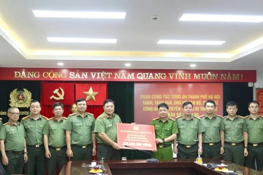 Công an Hà Nội trao hơn 1 tỷ đồng tới cán bộ, chiến sỹ các địa phương ảnh hưởng bão lũ