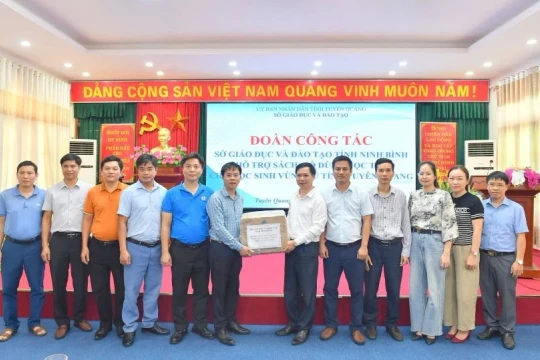 Ngành Giáo dục Ninh Bình tặng sách và đồ dùng học tập cho học sinh vùng lũ