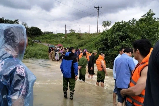 Thanh Hoá: Chở cháu đi học qua cầu tràn, chú bị lũ cuốn trôi