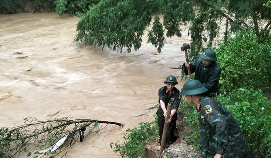 Nhà đổ sập, nước ngập sâu, huyện Mường Lát bị chia cắt