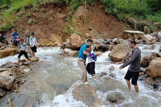 Xúc động hình ảnh thầy cõng trò qua suối đến trường nơi núi rừng Trạm Tấu