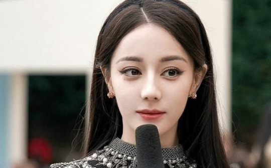 Jisoo (BlackPink), Địch Lệ Nhiệt Ba thu hút mọi ánh nhìn