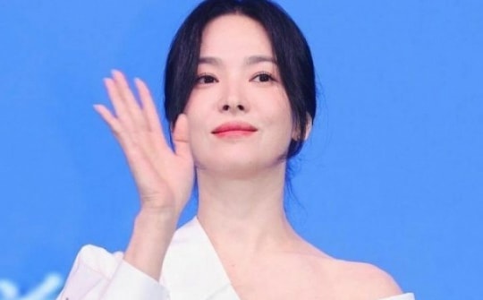 Song Hye Kyo 'ăn gian' tuổi với váy lệch vai