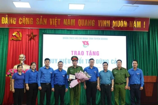 Trao huy hiệu tuổi trẻ dũng cảm cho chiến sĩ cứu người trong dòng nước lũ Tuyên Quang