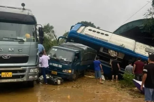 Hiện trường vụ sạt lở đất vùi lấp nhiều phương tiện giao thông tại Hà Giang