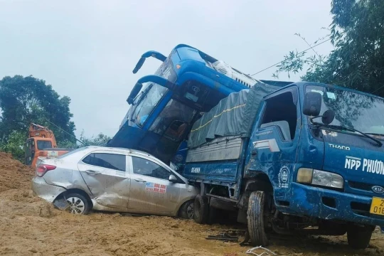 Ô tô, xe máy đi thế nào sau vụ sạt lở đất ở Hà Giang?