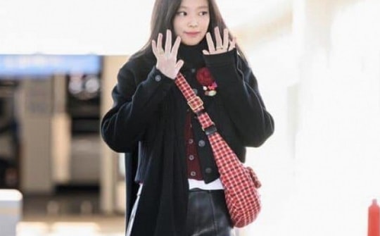 Jennie BLACKPINK diện trang phục hơn nửa tỷ đồng ra sân bay tới dự Paris Fashion Week