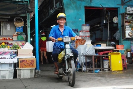 Người đàn ông quét rác trúng số liền chia sẻ “lộc trời” khắp nơi