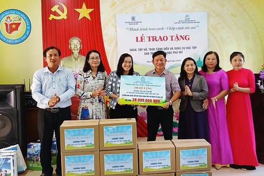 Tặng sách giáo khoa, thiết bị dạy học cho 2 trường tiểu học Phú Mỡ và Xuân Hải