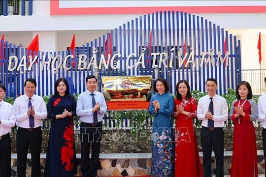 Gắn biển các công trình trường học chào mừng 70 năm Giải phóng Thủ đô