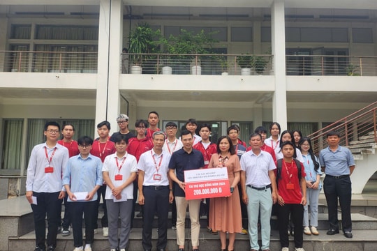 Đại học Bách khoa Hà Nội trao học bổng cho sinh viên có hoàn cảnh khó khăn