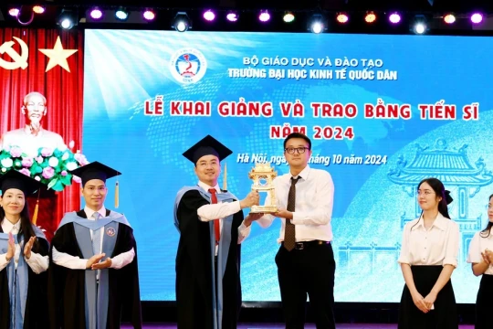 Trường ĐH Kinh tế Quốc dân khai giảng và trao bằng Tiến sĩ năm 2024