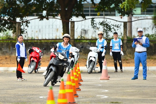 Nâng cao ý thức chấp hành luật và kỹ năng điều khiển mô tô an toàn cho học sinh, sinh viên