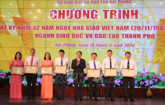 Tuyên dương những gương mặt xuất sắc trong sự nghiệp giáo dục