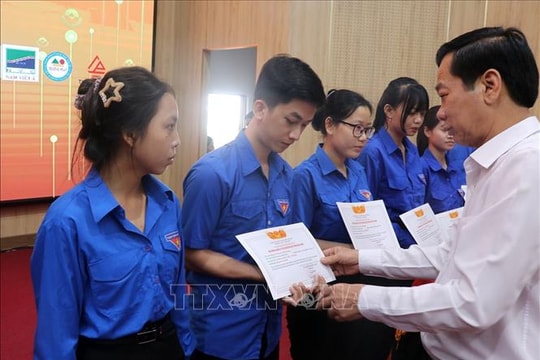 Trao 2,2 tỷ đồng học bổng cho 104 sinh viên khó khăn tại Kiên Giang