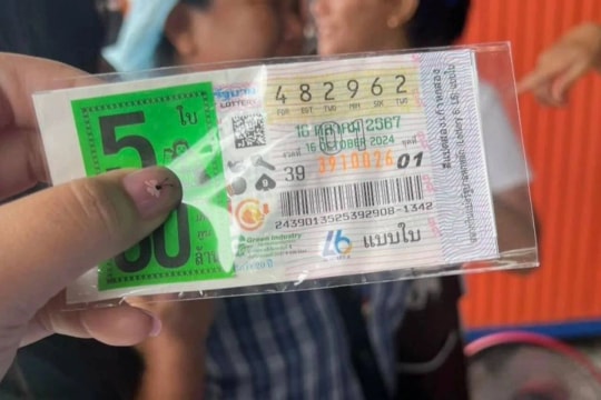 “Ôm” vé số ế, người phụ nữ bất ngờ trúng 22 tỷ đồng
