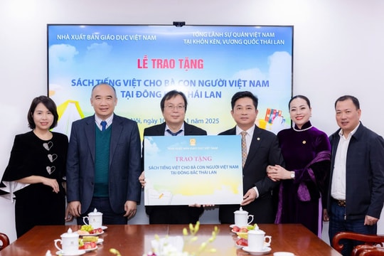 Trao tặng sách cho đồng bào người Việt tại Đông Bắc Thái Lan