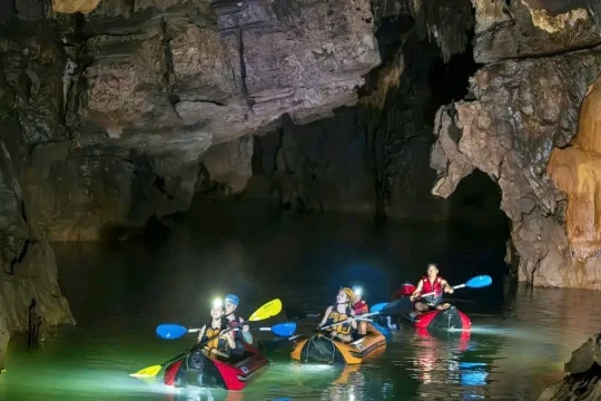 Chinh phục 4.500m động Phong Nha bằng thuyền kayak