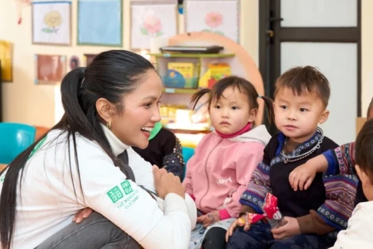 Hoa hậu H’Hen Niê giã và làm bánh dày cùng người dân Yên Bái