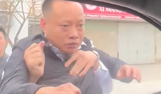 Xác minh clip tài xế ôtô bị nhóm người hành hung ở Nam Định