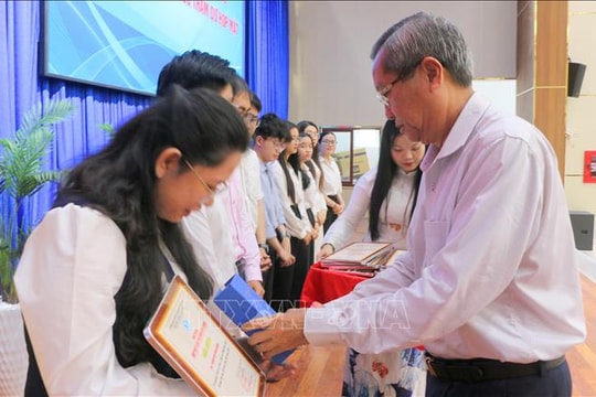 An Giang: Khen thưởng, tài trợ chi phí học tập cho trên 200 sinh viên xuất sắc