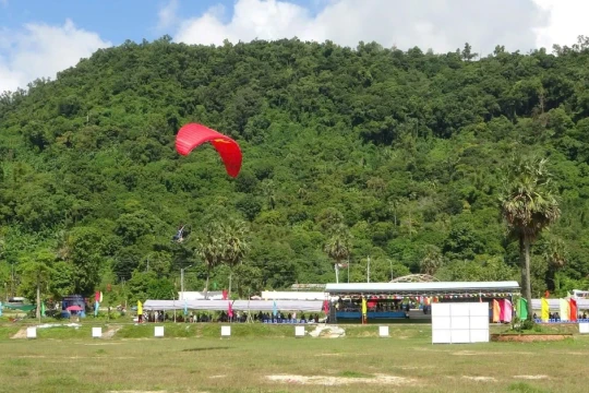 Hơn 50 phi công tranh tài tại giải dù lượn 'Hạ cánh tinh hoa'