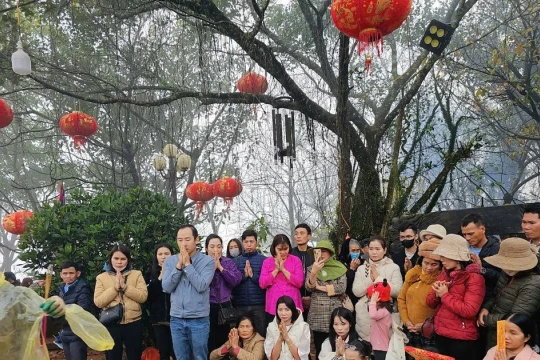 Hàng nghìn du khách chen chân trong ngày ‘mở cổng trời’