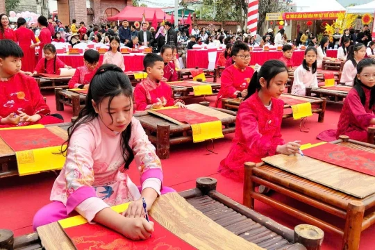 Học sinh khai bút, thi viết thư pháp tại Khu tưởng niệm Trạng nguyên Lê Ích Mộc