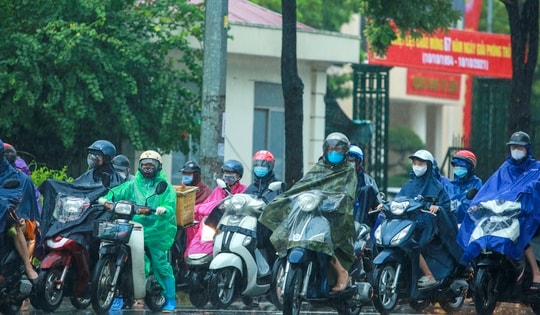 CSGT thông tin về việc "dừng xe máy mặc áo mưa có thể bị phạt tới 14 triệu đồng"