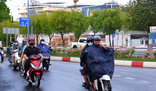 Xuất hiện áp thấp trên Biển Đông, TPHCM có mưa trái mùa