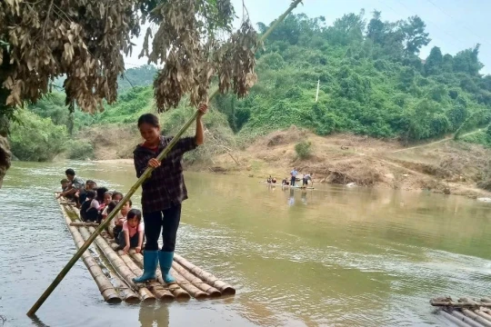 Thầy trò chòng chành kéo bè mảng qua sông đến trường