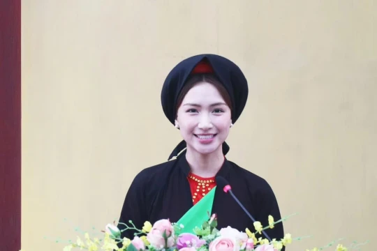 Vì sao áo ngũ thân trong MV Bắc Bling của Hòa Minzy không cài khuy?