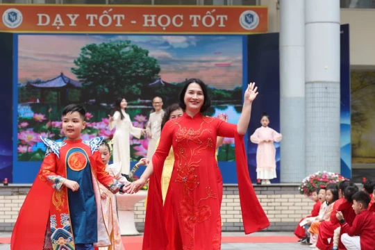 Cô trò Thủ đô lan tỏa nét đẹp áo dài truyền thống