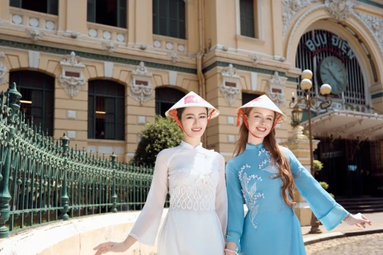 Hoa hậu Ý Nhi rạng rỡ đọ sắc cùng 'đối thủ' tại Miss World