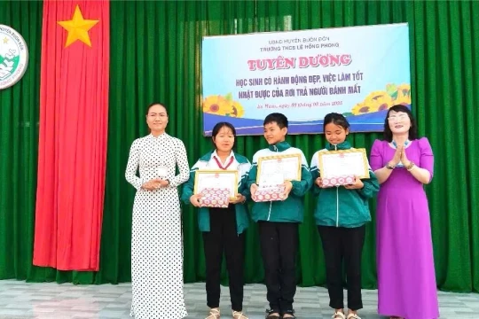 Ba em học sinh nhặt được của rơi của du khách ở vùng biên giới