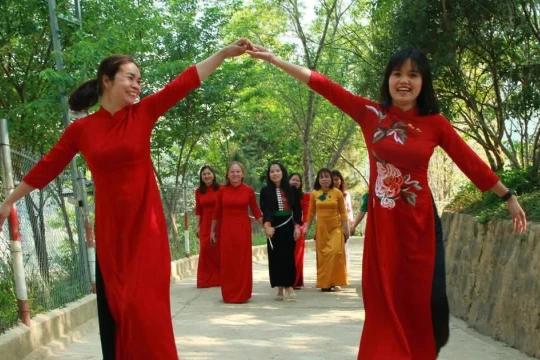 Cô giáo vùng cao hưởng ứng Tuần lễ Áo dài