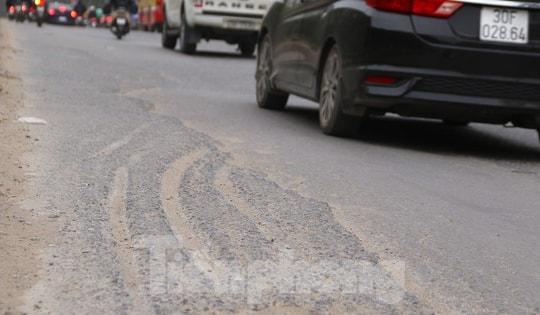 'Sống trâu’, ‘rãnh cào’ nham nhở trên nhiều tuyến phố Thủ đô sau sửa chữa