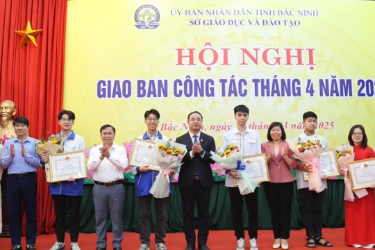 Bắc Ninh khen thưởng giáo viên, học sinh có thành tích xuất sắc