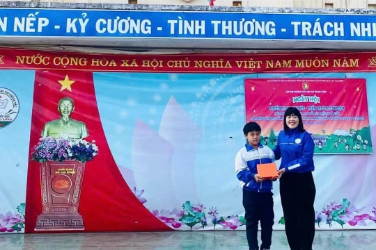 Tuyên dương học sinh tiểu học nhặt được của rơi trả người đánh mất