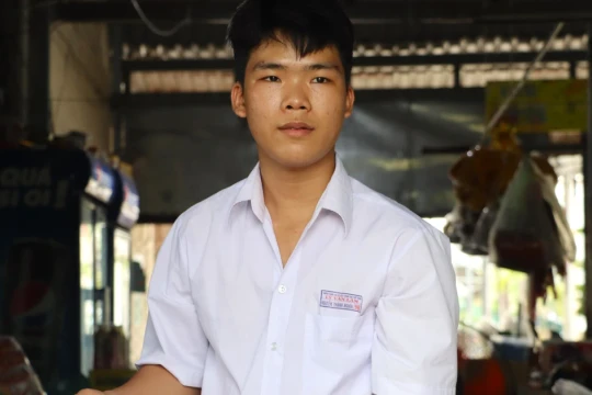 Nghị lực vượt khó của nam sinh nghèo, bệnh tật ở Cà Mau