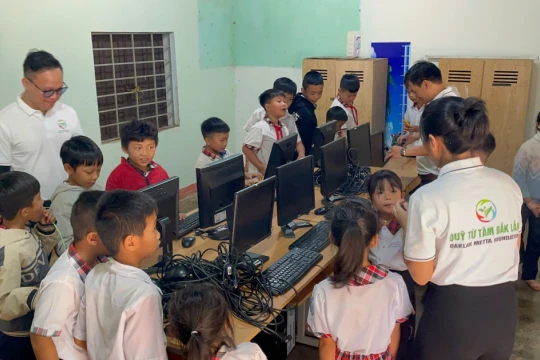 Trao máy tính và đồ dùng học tập cho trường học vùng khó Đắk Lắk