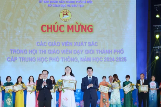 Hà Nội trao thưởng 105 giáo viên dạy giỏi thành phố cấp THPT