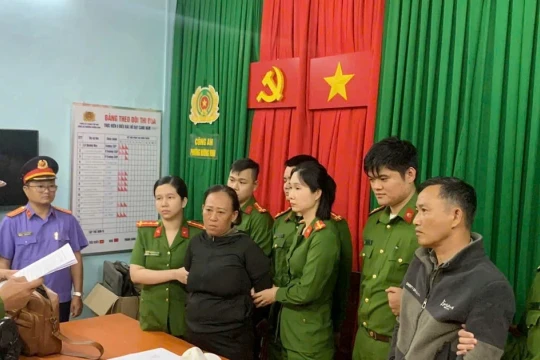 Bắt 2 vợ chồng 'hờ' làm giả bằng lái xe, lừa tiền nhiều người