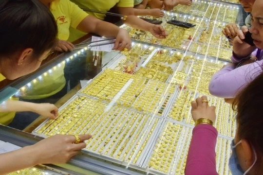 Giá vàng hôm nay 17/4 tăng rất mạnh 8 triệu đồng/lượng, thế giới tăng vọt
