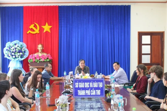 TP Cần Thơ đón 13 sinh viên Pháp thực tập tại các trường học