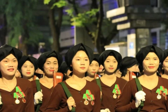 TPHCM: Người dân thức xuyên đêm chờ xem tổng duyệt diễu binh, diễu hành