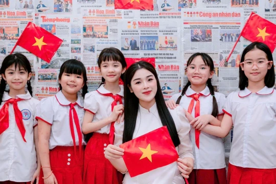 Các trường học ở Thủ đô rực sắc đỏ chào mừng 50 năm non sông liền một dải