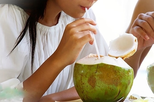 Nắng nóng có nên dùng nước dừa thay nước lọc?